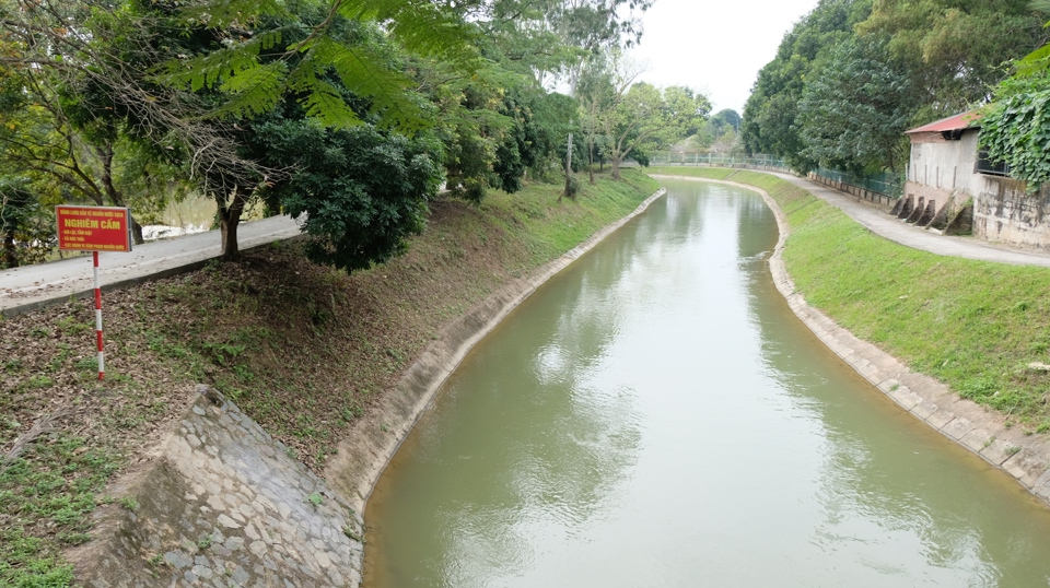 Hệ thống k&ecirc;nh mương dẫn nước phục vụ d&acirc;n sinh tại Trạm bơm Ấp Bắc (huyện Đ&ocirc;ng Anh). Ảnh Trọng T&ugrave;ng