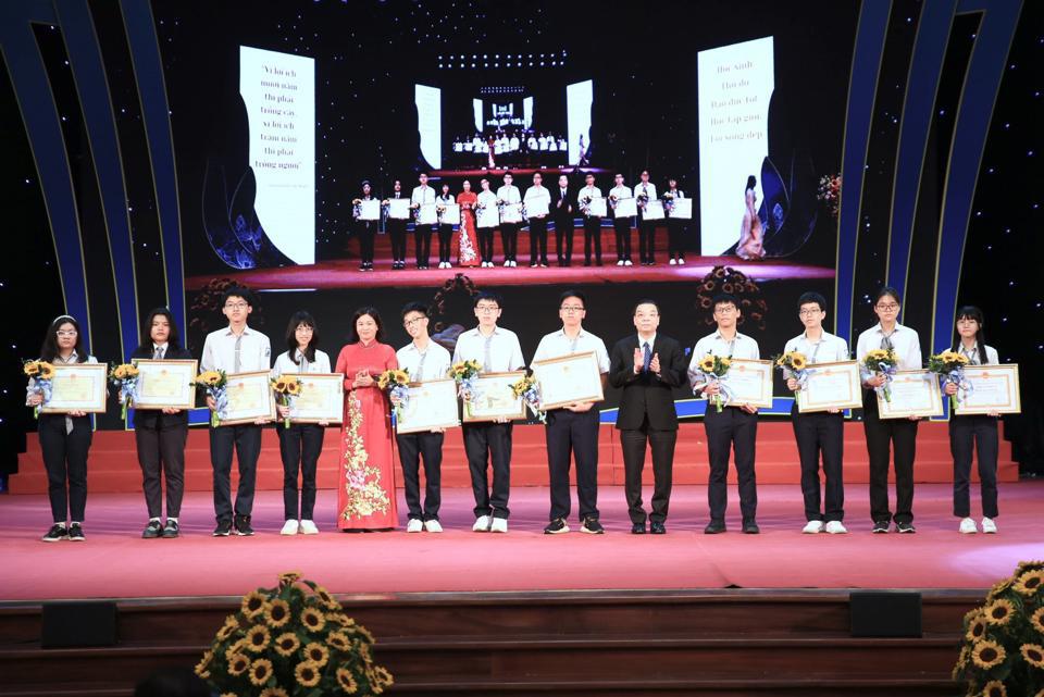 Chủ tịch UBNDTP Chu Ngọc Anh và Phó Bí thư Thường trực Thành ủy Nguyễn Thị Tuyến trao thưởng cho những học sinh đạt thành tích xuất sắc. Ảnh: Công Hùng
