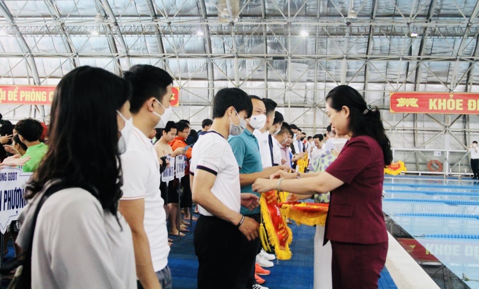 Phó Giám đốc Sở GD&ĐT Trần Lưu Hoa tặng cờ cho cácđội