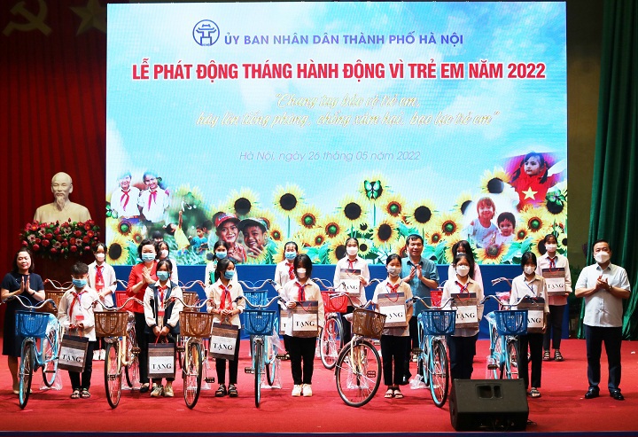 Ban tổ chức trao tặng 50 xe đạp v&agrave; qu&agrave; cho 50 trẻ em c&oacute; ho&agrave;n cảnh kh&oacute; khăn vượt kh&oacute; học tốt của huyện Quốc Oai.