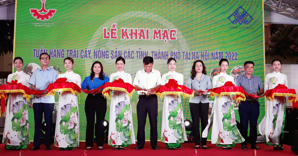 C&aacute;c đại biểu cắt băng khai mạc Tuần h&agrave;ng tr&aacute;i c&acirc;y, n&ocirc;ng sản c&aacute;c tỉnh v&agrave; TP H&agrave; Nội 2022.