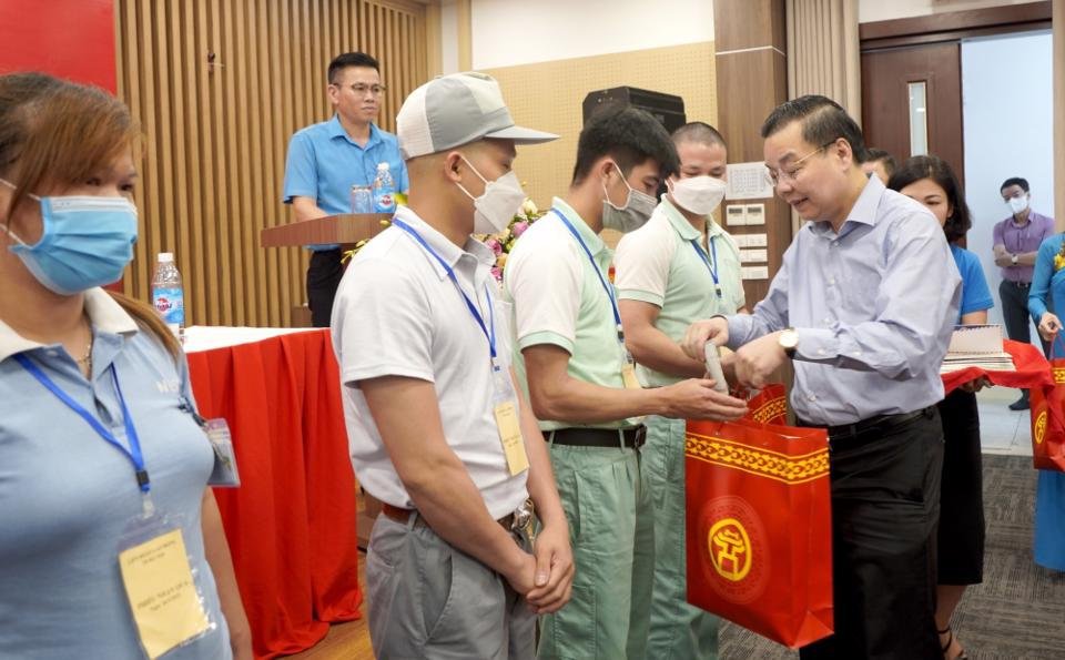 Chủ tịch UBND TP Hà Nội Chu Ngọc Anh trao quà cho công nhân lao động. Ảnh: Công Thọ
