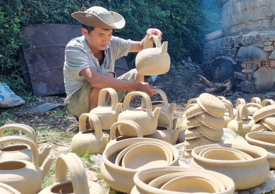Xã Phổ Khánh (thị xã Đức Phổ, tỉnh Quảng Ngãi) là nơi có làng gốm mộc với truyền thống hàng trăm năm. Nơi đây chuyên sản xuất gốm gia dụng như: Nồi, niêu, trách, trả, khuôn bánh xèo, ấm nước...