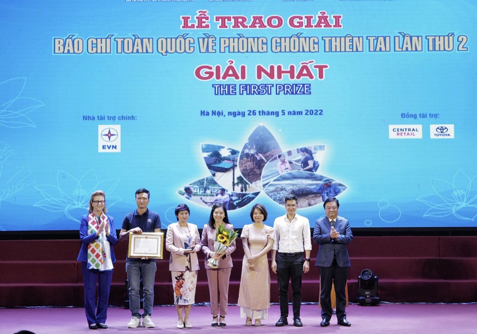 Đại diện Ban tổ chức trao giải Nhất cho nh&oacute;m t&aacute;c giả Đ&agrave;i Truyền h&igrave;nh Việt Nam.