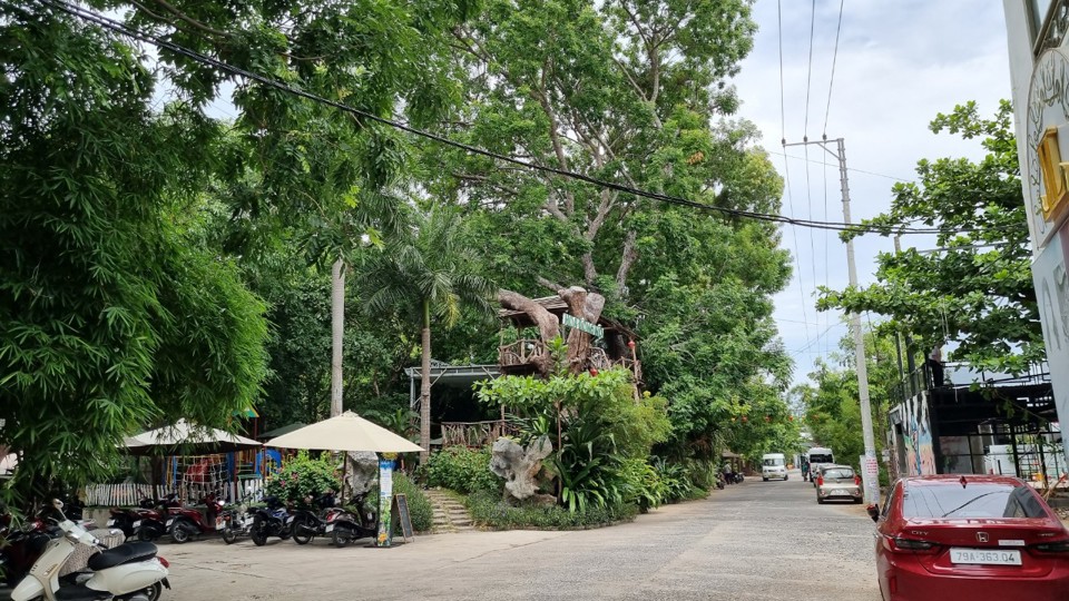 UBND TP Nha Trang cũng cho biết khu tổ hợp nh&agrave; h&agrave;ng, c&agrave; ph&ecirc; (hẻm 75B) cũng c&oacute; c&ocirc;ng tr&igrave;nh x&acirc;y dựng tr&ecirc;n đất quốc ph&ograve;ng.