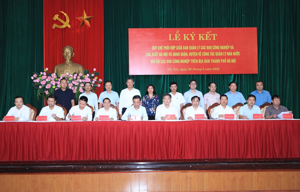 Phó Bí thư Thường trực Thành ủy Nguyễn Thị Tuyến cùng lãnh đạo TP chứng kiến lễ ký kết. Ảnh: Công Hùng