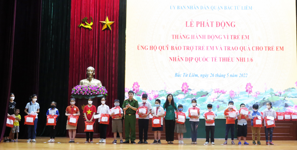 Ph&oacute; Chủ tịch UBND quận Bắc Từ Li&ecirc;m L&ecirc; Thị Thu Hương trao qu&agrave; cho trẻ em nh&acirc;n dịp quốc tế thiếu nhi 1/6.&nbsp;