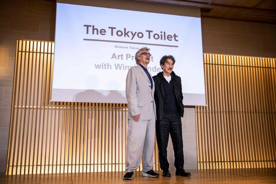 Đạo diễn Wim Wenders v&agrave; diễn vi&ecirc;n Koji Yakusho trong buổi giới thiệu dự &aacute;n phim tại Tokyo, ng&agrave;y 11/5. Ảnh: AFP