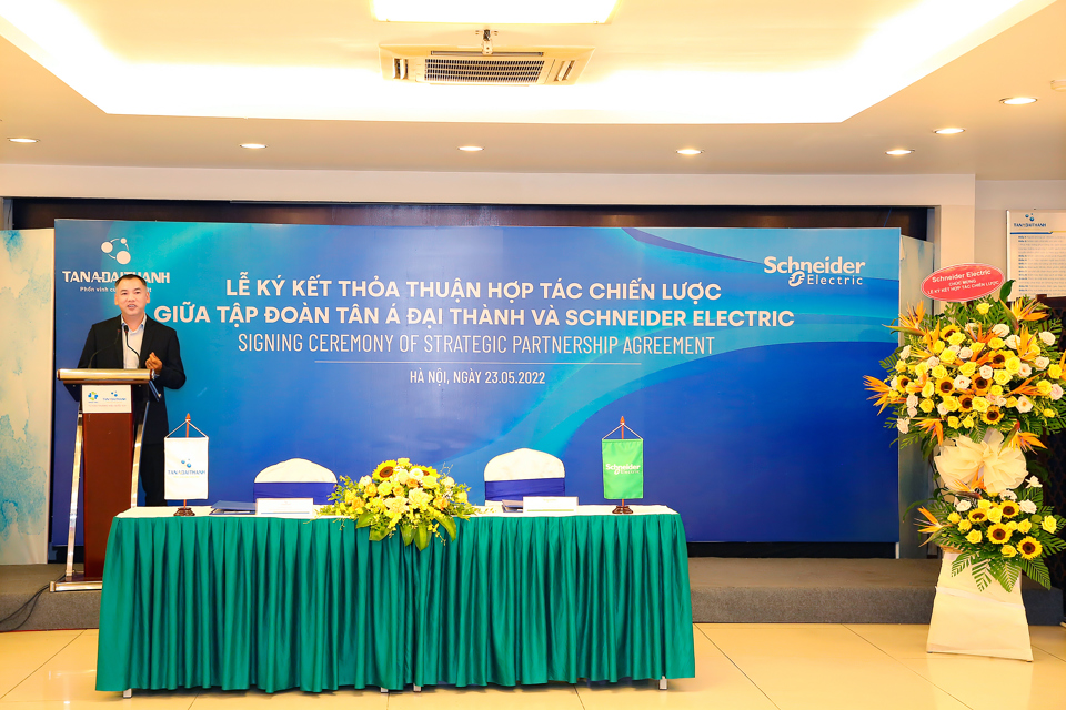 &Ocirc;ng Đồng Mai L&acirc;m, Tổng Gi&aacute;m đốc Schneider Electric Việt Nam &amp; Campuchia ph&aacute;t biểu tại sự kiện