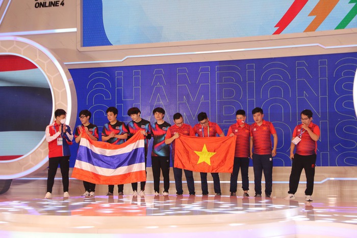 Đội tuyển FIFA Online 4 Việt Nam gi&agrave;nh tấm HCB trong sự nuối tiếc của cổ động vi&ecirc;n. Ảnh TA