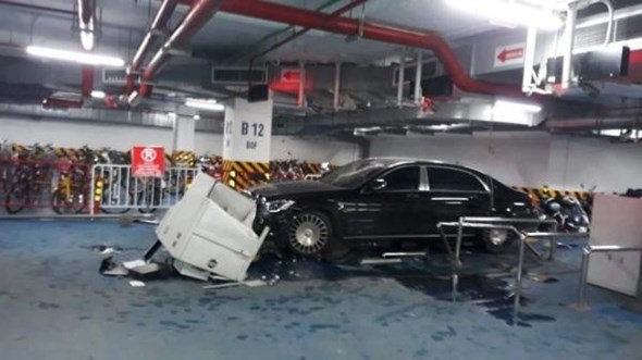 Mercedes S560 Maybach gây tai nạn liên hoàn dưới tầng hầm - Ảnh 2