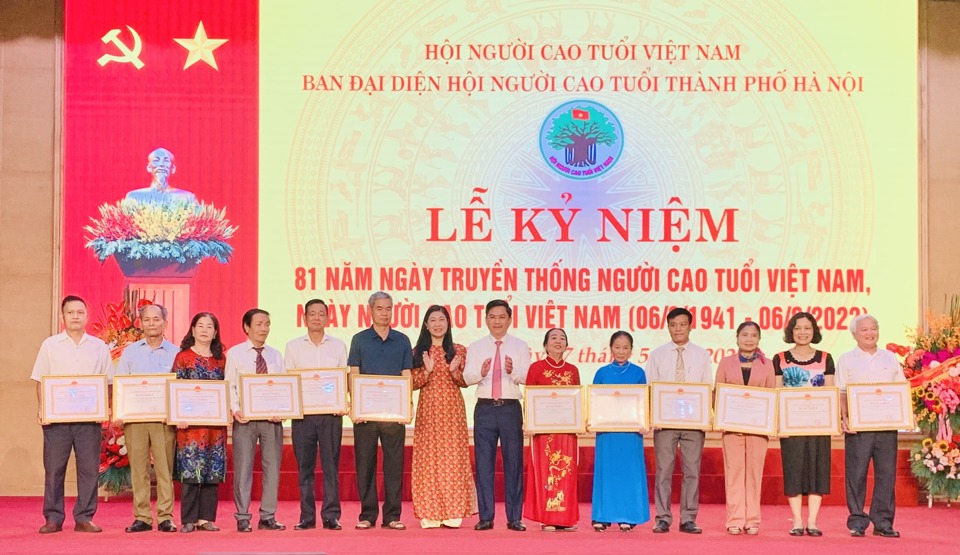 L&atilde;nh đạo TP H&agrave; Nội trao tặng Bằng khen cho 12 tập thể c&oacute; th&agrave;nh t&iacute;ch trong x&acirc;y dựng v&agrave; nh&acirc;n rộng m&ocirc; h&igrave;nh C&acirc;u lạc bộ Li&ecirc;n thế hệ tự gi&uacute;p nhau tr&ecirc;n địa b&agrave;n TP năm 2021