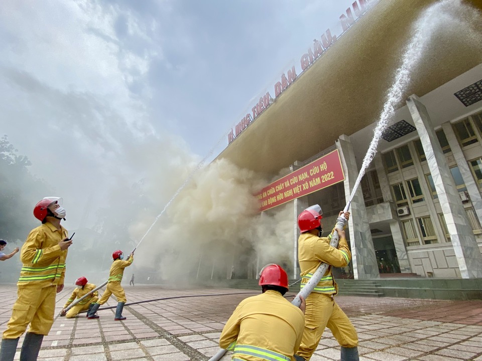 Lực lượng tại chỗ đ&atilde; nhanh ch&oacute;ng sử dựng b&igrave;nh chữa ch&aacute;y x&aacute;ch tay v&agrave; triển khai họng nước chữa ch&aacute;y.