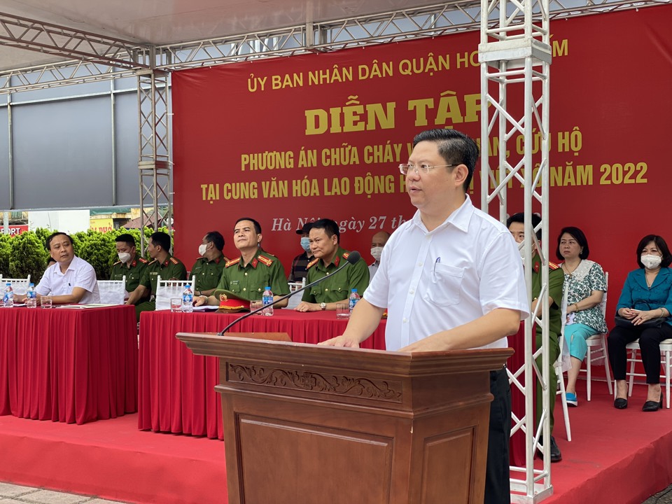 Ph&oacute; Chủ tịch UBND quận Ho&agrave;n Kiếm Nguyễn Anh Qu&acirc;n ph&aacute;t biểu tại buổi lễ diễn tập.