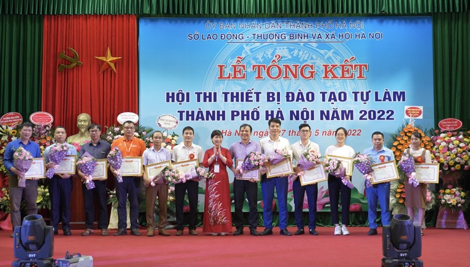 Trưởng Ban tổ chức Hội thi Nguyễn Thanh Nh&agrave;n trao thưởng cho c&aacute;c đơn vị c&oacute; thiết bị đạt giải Ba.