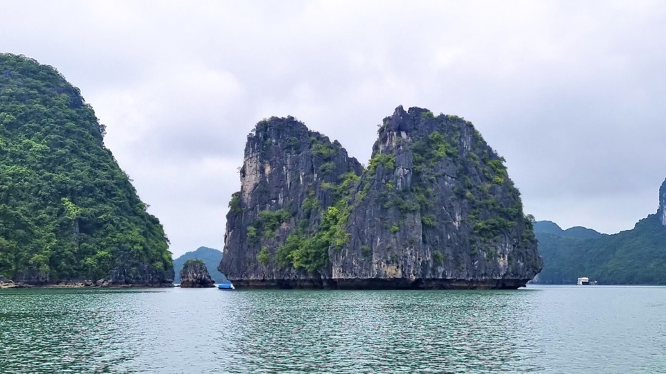 Vịnh Hạ Long kh&ocirc;ng c&ograve;n t&aacute;i diễn t&igrave;nh trạng b&aacute;n h&agrave;ng rong. Ảnh Hải Yến