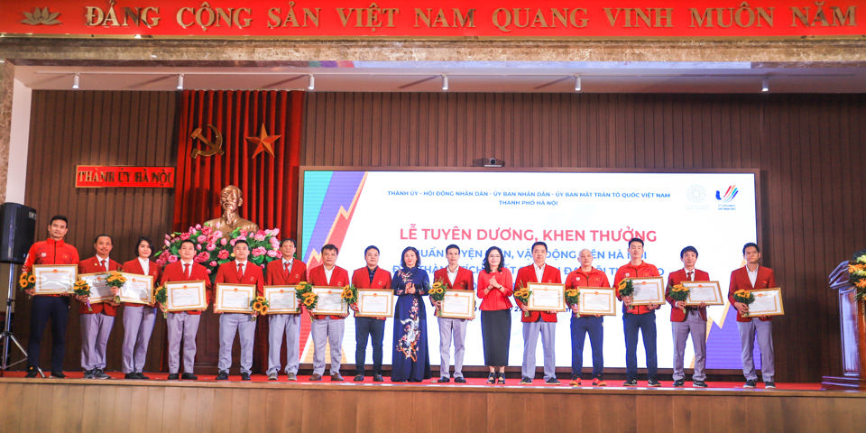 Ph&oacute; B&iacute; thư Thường trực Th&agrave;nh uỷ H&agrave; Nội Nguyễn Thị Tuyến v&agrave; Thứ trưởng Bộ VHTT&amp;DL Trịnh Thị Thuỷ trao bằng khen cho 13 HLV.

Chủ tịch HĐND TP Nguyễn Ngọc Tuấn trao bằng khen cho 13 HLV.


Ph&oacute; B&iacute; thư Th&agrave;nh uỷ H&agrave; Nội Nguyễn Văn Phong trao bằng khen cho 13 HLV, VĐV.


Chủ tịch Ủy ban Mặt trận tổ quốc Việt Nam TP H&agrave; Nội Nguyễn Lan Hương trao bằng khen cho c&aacute;c HLV, VĐV.

&nbsp;

Trưởng Ban Tuy&ecirc;n gi&aacute;o Th&agrave;nh uỷ B&ugrave;i Huyền Mai trao bằng khen cho c&aacute;c HLV, VĐV.


Ph&oacute; Chủ tịch UBND TP H&agrave; Nội Chử Xu&acirc;n Dũng - Trưởng BTC SEA Games 31 TP H&agrave; Nội trao bằng khen cho c&aacute;cVĐV.


C&aacute;c VĐV rạng rỡ trong ng&agrave;y đươcj TP H&agrave; Nội tuy&ecirc;n dương, khen thưởng với th&agrave;nh t&iacute;ch cao tại SEA Games 31.

&nbsp;

B&iacute; thư Th&agrave;nh uỷ H&agrave; Nội Đinh Tiến Dũng động vi&ecirc;n c&aacute;c VĐV.


Niềm vui của VĐV khi được tuy&ecirc;n dương khen thưởng tại buổi lễ.


VĐV b&oacute;ng đ&aacute; nữ H&agrave; Nội Nguyễn Thị Thanh Nh&atilde; gi&agrave;nh HCV c&ugrave;ng ĐT nữ Việt Nam.


Ho&agrave;ng Thị Loan cũng l&agrave; c&aacute;i t&ecirc;n nhận được sự quan t&acirc;m của người h&acirc;m mộ ở ĐT nữ Việt Nam.


Trong khi đ&oacute;, Phạm Hải Yến - người ghi b&agrave;n thắng mang về tấm HCV tại SEA Games 30 tiếp tục c&oacute; th&ecirc;m tấm HCV tại SEA Games 31 tr&ecirc;n s&acirc;n nh&agrave;.


VĐV muay B&ugrave;i Yến Ly đ&atilde;ng nắm giữ nhiều kỷ lục tại SEA Games cũng như c&aacute;c ch&acirc;u &Aacute; v&agrave; thế giới.


Kiếm thủ B&ugrave;i Thị Thu H&agrave; - người li&ecirc;n tiếp gi&agrave;nh 2 tấm HCV tại SEA Games 31 khi con chưa tr&ograve;n tuổi.


"L&atilde;o tướng" wushu Phạm Quốc Kh&aacute;nh nh&iacute; nhảnh tại buổi lễ tuy&ecirc;n dương, khen thưởng.


Niềm vui của c&aacute;c VĐV H&agrave; Nội.


C&aacute;c đại biểu tham dự buổi lễ chụp ảnh lưu niệm c&ugrave;ng đo&agrave;n thể thao H&agrave; Nội.