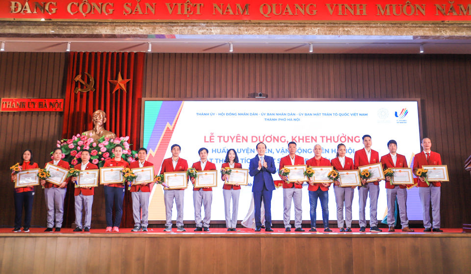 Chủ tịch HĐND TP Nguyễn Ngọc Tuấn trao bằng khen cho 13 HLV.