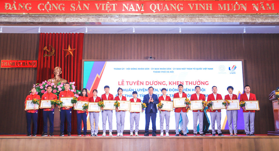 Ph&oacute; B&iacute; thư Th&agrave;nh uỷ H&agrave; Nội Nguyễn Văn Phong trao bằng khen cho 13 HLV, VĐV.
