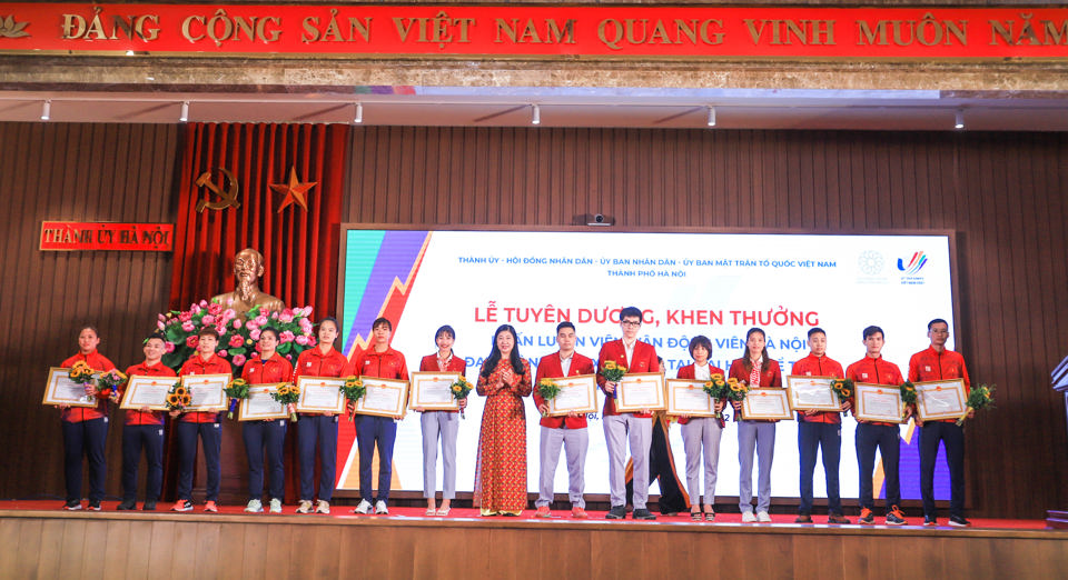 Chủ tịch Ủy ban Mặt trận tổ quốc Việt Nam TP H&agrave; Nội Nguyễn Lan Hương trao bằng khen cho c&aacute;c HLV, VĐV.