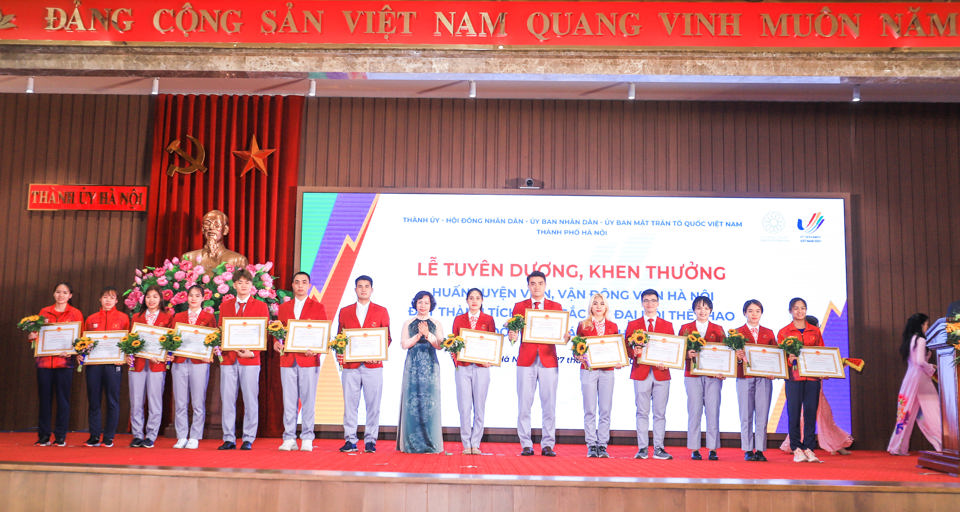 Trưởng Ban Tuy&ecirc;n gi&aacute;o Th&agrave;nh uỷ B&ugrave;i Huyền Mai trao bằng khen cho c&aacute;c HLV, VĐV.