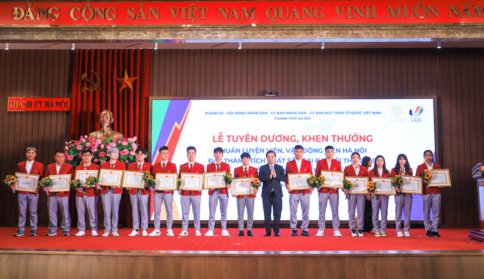 Ph&oacute; Chủ tịch UBND TP H&agrave; Nội Chử Xu&acirc;n Dũng - Trưởng BTC SEA Games 31 TP H&agrave; Nội trao bằng khen cho c&aacute;cVĐV.