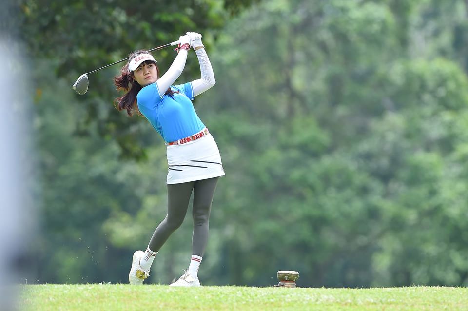 Nữ golfer tham gia giải.