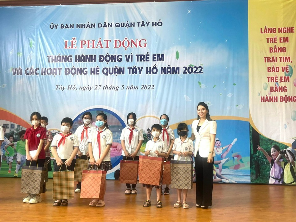 Ph&oacute; Chủ tịch UBND quận T&acirc;y Hồ B&ugrave;i Thị Lan Phương tặng qu&agrave; cho c&aacute;c em học sinh.