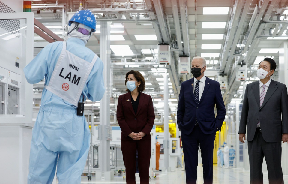 Tổng thống Mỹ Joe Biden (giữa) cùng người đồng cấpHàn QuốcYoon SukYeoltham quan dây chuyền lắp ráp tại nhà máy bán dẫn của Samsung tại Pyeongtaek,Hàn Quốc, ngày 20/5. Ảnh: Reuters