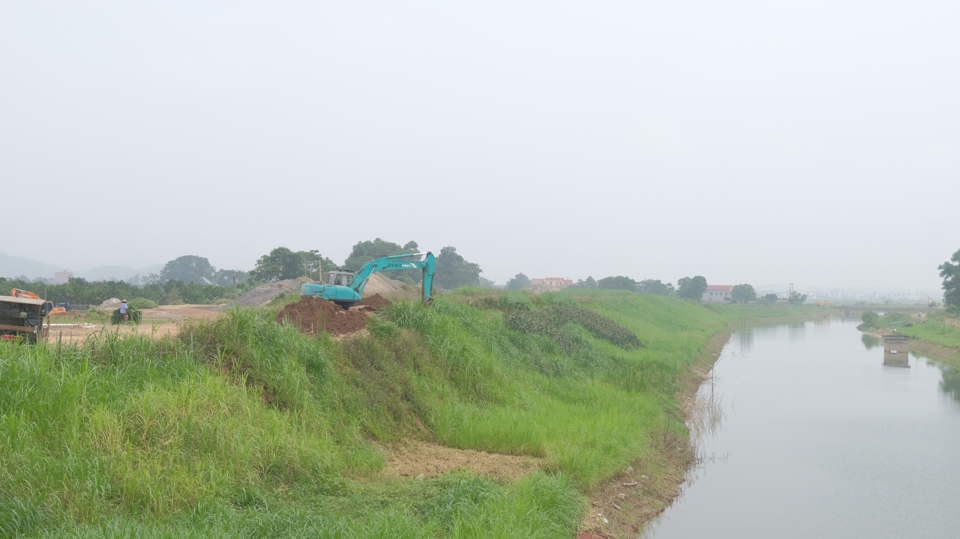 Bờ s&ocirc;ng T&iacute;ch đang được tập trung thi c&ocirc;ng.