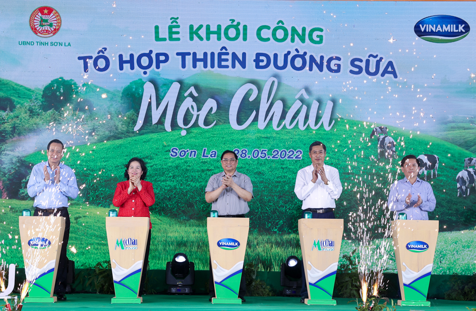 Thủ tướng dự lễ khởi c&ocirc;ng dự &aacute;n Thi&ecirc;n đường sữa Mộc Ch&acirc;u của C&ocirc;ng ty Cổ phần Sữa Việt Nam Vinamilk tại huyện Mộc Ch&acirc;u - Ảnh: VGP/Nhật Bắc