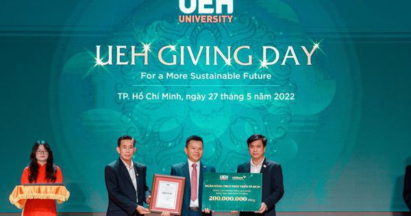 Đại diện HDBank trao tặng học bổng trị gi&aacute; 200 triệu đồng cho Trường Đại học Kinh tế TP Hồ Ch&iacute; Minh