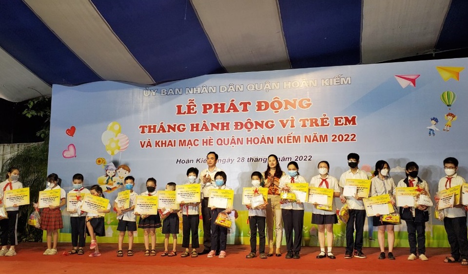 Ph&oacute; GĐ Sở LĐTBXH H&agrave; Nội&nbsp;Nguyễn Hồng D&acirc;n c&ugrave;ng nh&agrave; t&agrave;i trợ trao học bổng cho học sinh ho&agrave;n cảnh kh&oacute; khăn c&oacute; th&agrave;nh t&iacute;ch trong năm học 2021-2022