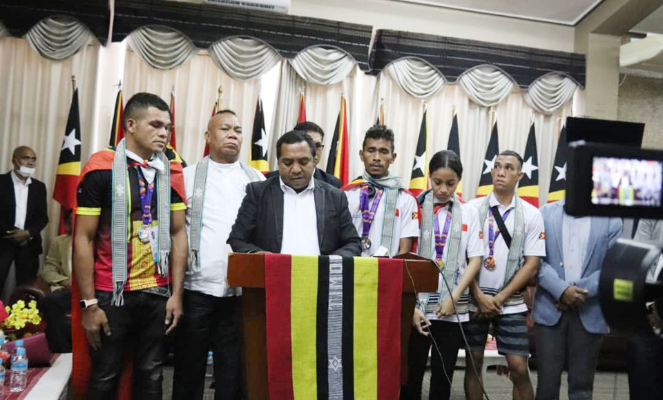 Felisberto de Deus v&agrave; c&aacute;c vận động vi&ecirc;n đạt huy chương tại SEA Games 31 của Timor Leste trong buổi lễ tuy&ecirc;n dương của Ch&iacute;nh phủ.
