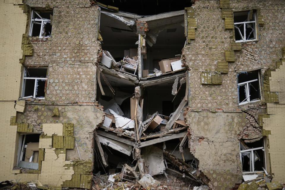 Mảnh vỡ một t&ograve;a nh&agrave; d&acirc;n cư bị hư hại nặng nề trong vụ đ&aacute;nh bom của Nga ở Bakhmut, miền đ&ocirc;ng Ukraine, miền đ&ocirc;ng Ukraine, ng&agrave;y 28/5/2022. Ảnh: AP