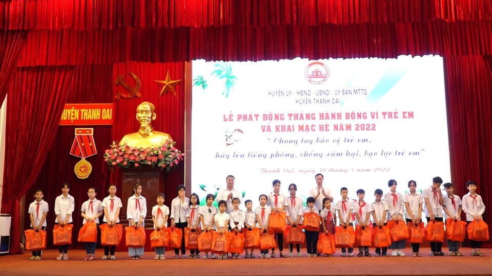 L&atilde;nh đạo huyện Thanh Oai trao tặng qu&agrave; cho trẻ em c&oacute; ho&agrave;n cảnh đặc biệt&nbsp;