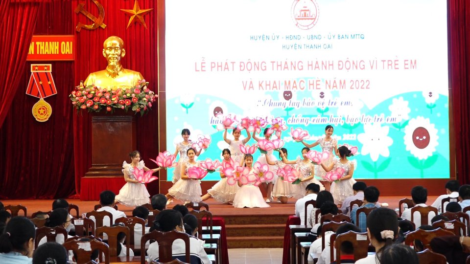Một tiết mục văn nghệ đặc sắc do c&aacute;c em thiếu nhi huyện Thanh Oai biểu diễn tại lễ ph&aacute;t động
