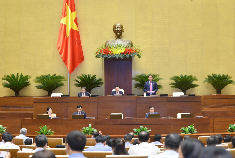 Ph&oacute; Chủ tịch Quốc hội Trần Quang Phương điều h&agrave;nh phi&ecirc;n họp.