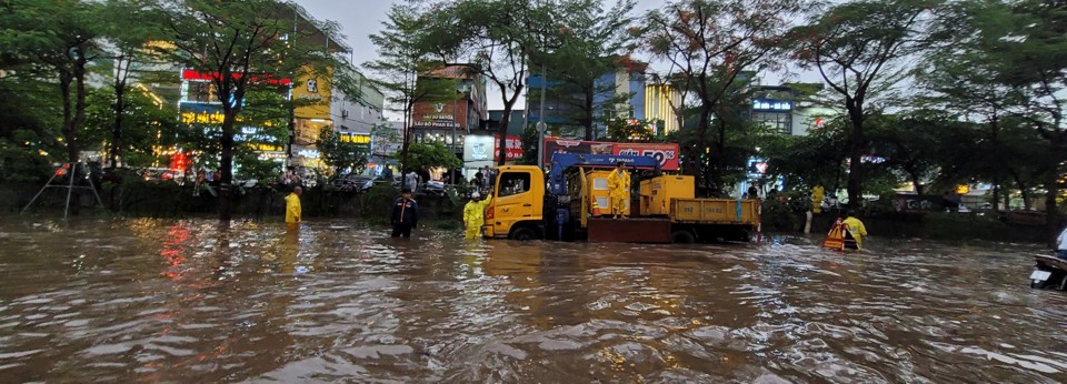 Con mưa chiều ngày 29/5 khiến nhiều tuyến đường tại Thủ đô rơi vào tình trạng ngập úng. Ảnh: Công Trình