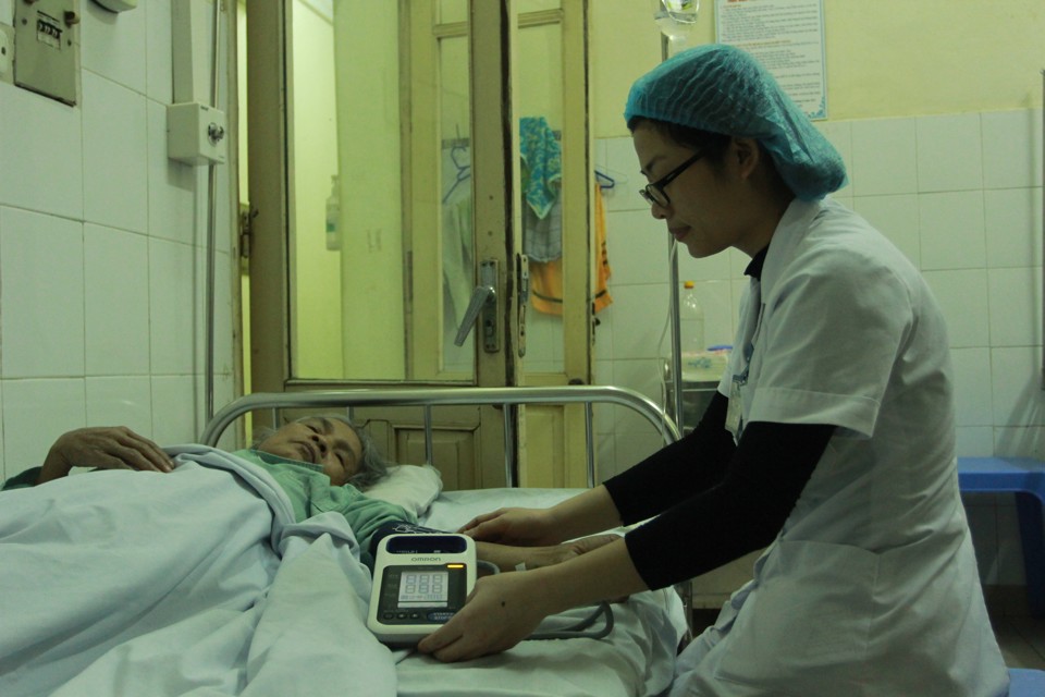 Khám và điều trị cho bệnh nhân tại Bệnh viện Tim Hà Nội. Ảnh: Công Hùng