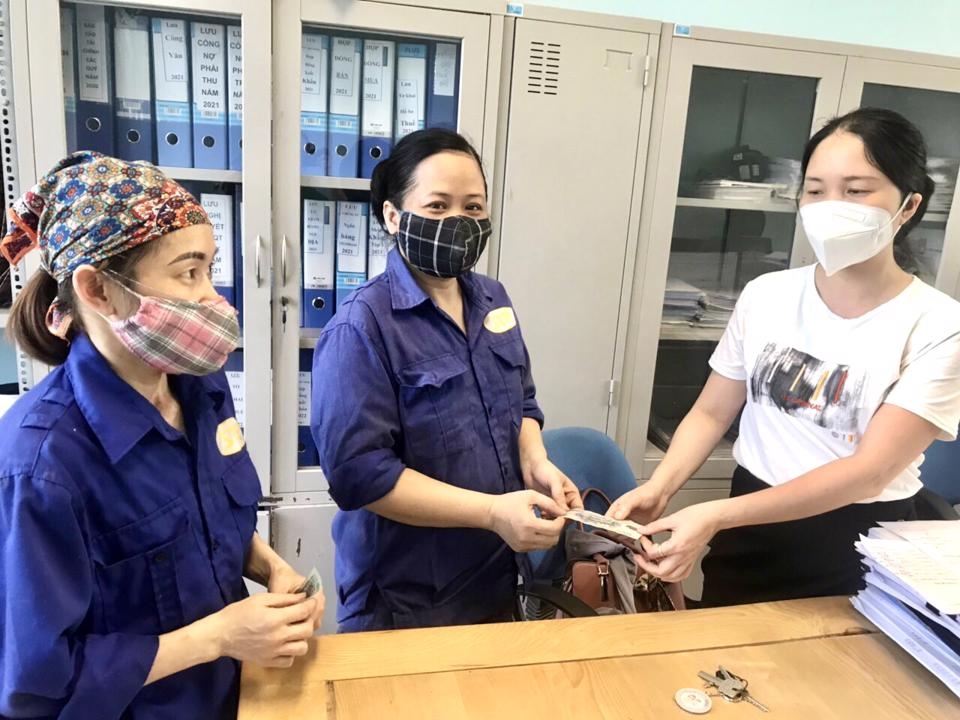 Người lao động đang làm việc tại Công ty CP Công nghiệp thương mại Sông Đà vui mừng khi được nhận kinh phí hỗ trợ tiền thuê nhà tháng 4/2022. Ảnh:Trần Oanh