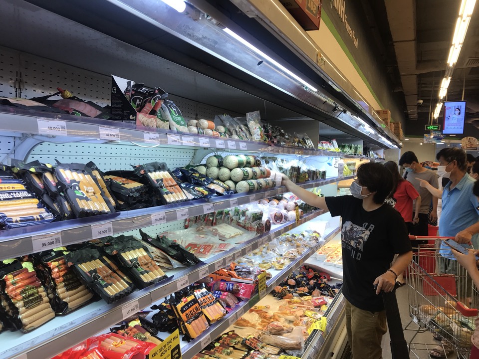 Người tiêu dùng chọn mua hàng tại siêu thị Vinmart trên địa bàn Hà Nội. Ảnh: Công Hùng