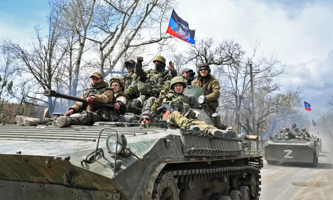 Thành viên lực lượng vũ trang Cộng hòaNhân dânDonetsk (DPR)tự xưng trên thiết giáp tạiTP Mariupol,Ukraine. Ảnh: RIANovosti