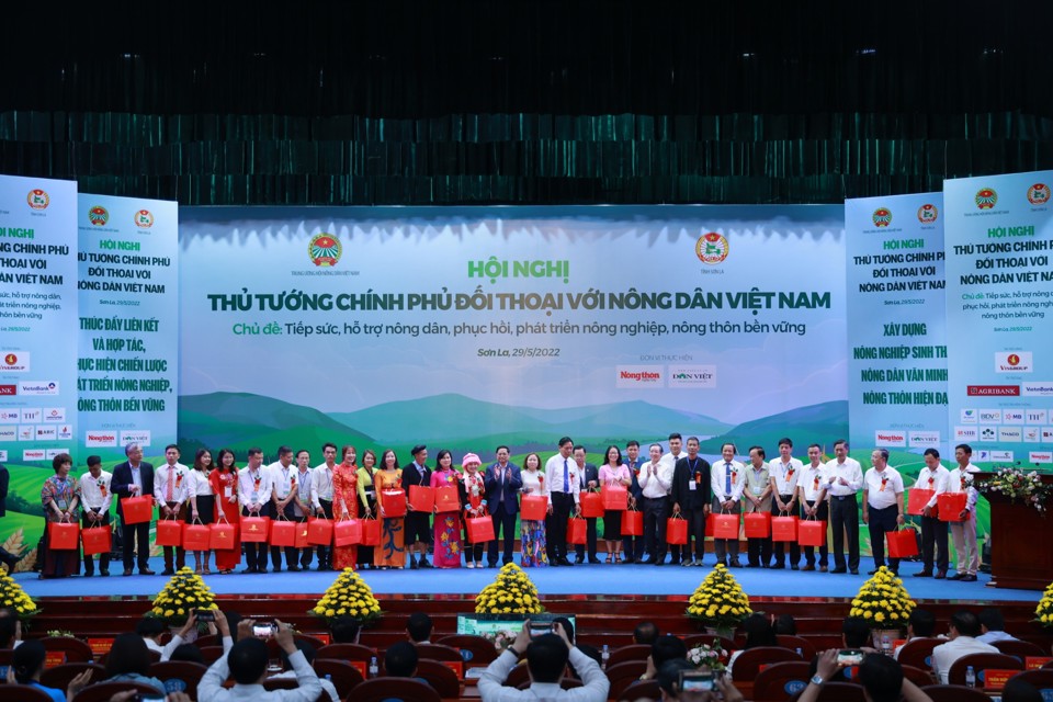 Thủ tướng Chính phủ Phạm Minh Chính trao quà cho các đại biểu tham dự hội nghị đối thoại. Ảnh: Hùng Thập