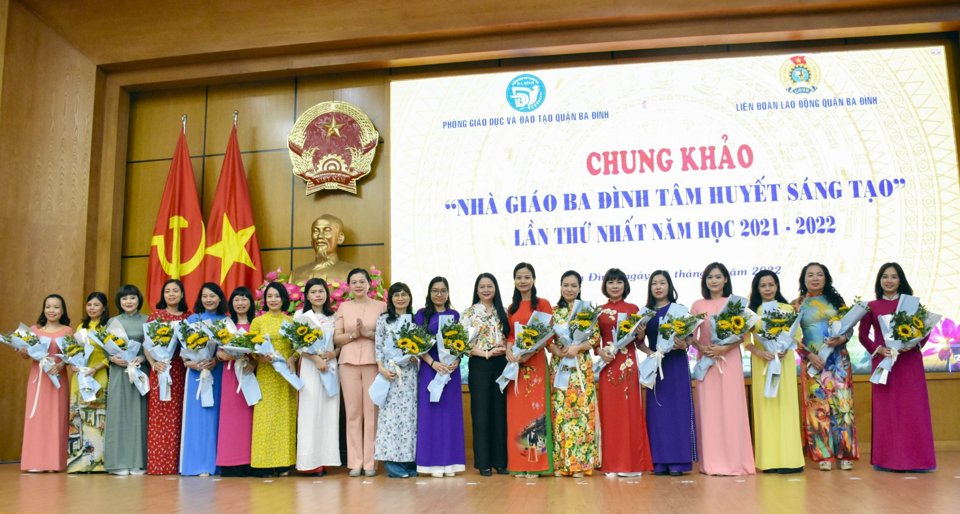 Phó Giám đốc Sở GD&ĐT Trần Lưu Hoa và các nhà giáo tham xét duyệt Giải thưởng Nhà giáo Ban Đình tâm huyết, sáng tạo