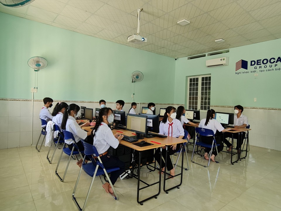 Lớp tin học ở Trung t&acirc;m nu&ocirc;i dạy trẻ khuyết tật V&otilde; Hồng Sơn