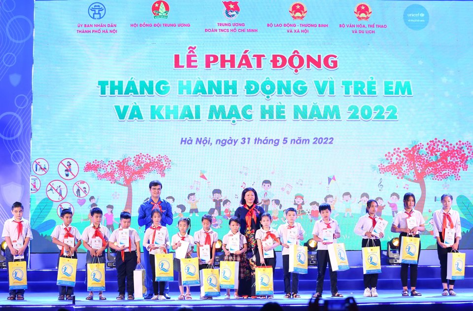 Ph&oacute; B&iacute; thư Thường trực Th&agrave;nh ủy H&agrave; Nội Nguyễn Thị Tuyến tặng qu&agrave; cho trẻ em tại buổi lễ.