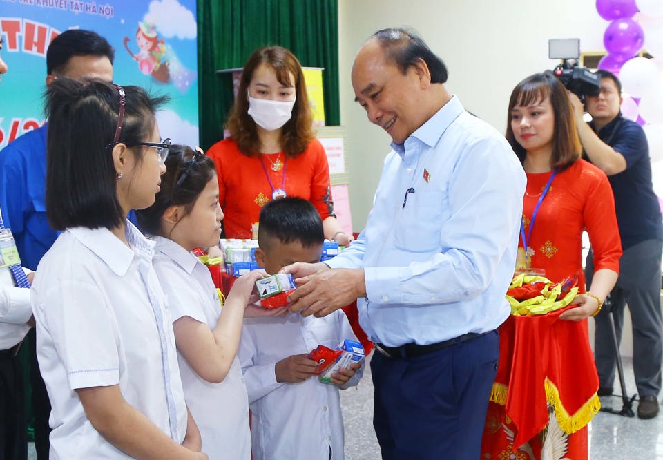 Chủ tịch nước Nguyễn Xu&acirc;n Ph&uacute;c đi chia qu&agrave; Tết Thiếu nhi cho từng em nhỏ ở Trung t&acirc;m Nu&ocirc;i dưỡng trẻ khuyết tật H&agrave; Nội.