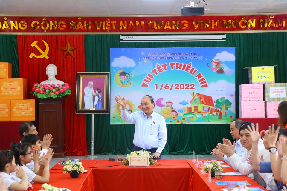 Chủ tịch nước Nguyễn Xu&acirc;n Ph&uacute;c rất vui với kết quả dạy học, r&egrave;n luyện kỹ năng, thể chất cho trẻ em khuyết tật v&agrave; được c&aacute;c c&ocirc;ng ty nhận v&agrave;o l&agrave;m việc.