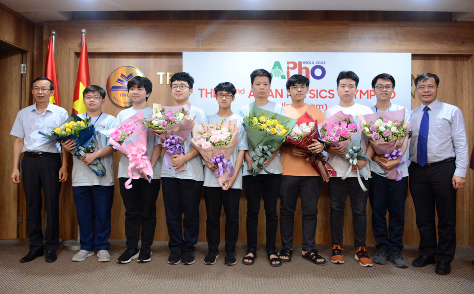 Các thành viên đội tuyển Việt Nam tại kỳ thi Olympic Vật lí Châu Á - Thái Bình Dương (AphO) năm 2022 